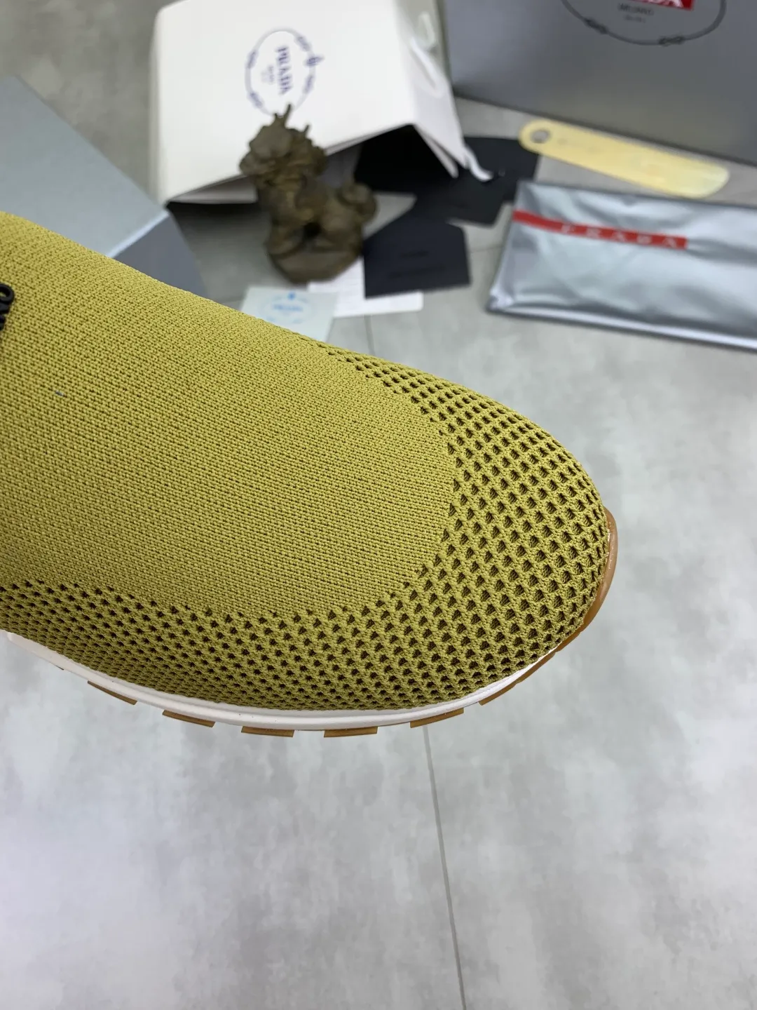 Men's shoes 💰P560💰[New model] Flying weave series (summer must-have) is now available on the official website, 🆘 Trendy brand (Prada) mainly promotes popular models, avant-garde and versatile fashionable men's shoes, private version molding, cowhide surface splicing 1:1.. Simple fashion, original imported cowhide lining and cowhide feet; the atmosphere and personality are more fashionable, eye-catching and pursuing class. It will subvert the old idea and be a must-have for fashion trendsetters with you! Must keep it for yourself! High-end comfort and low-end, high-end quality workmanship. Size: 38-45 6️⃣colors available.